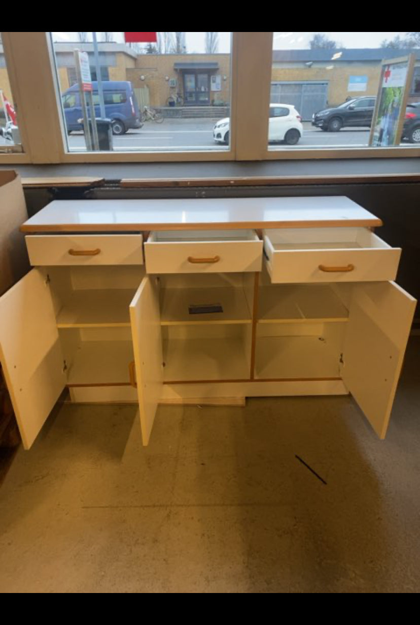 3 fløjet skab med skuffer og skabe